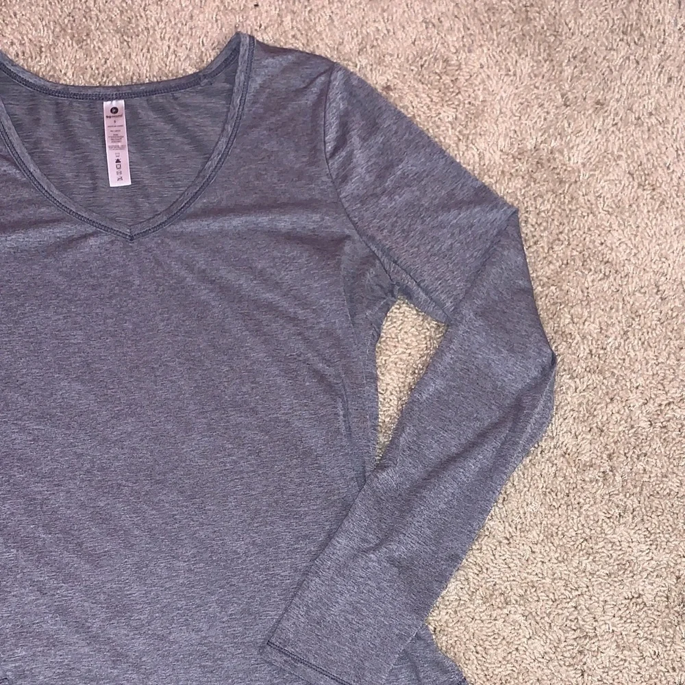 Women's 90 Degrees Long-Sleeve Gray Athletic Workout V-Neck Top Small - Picture 3 of 8